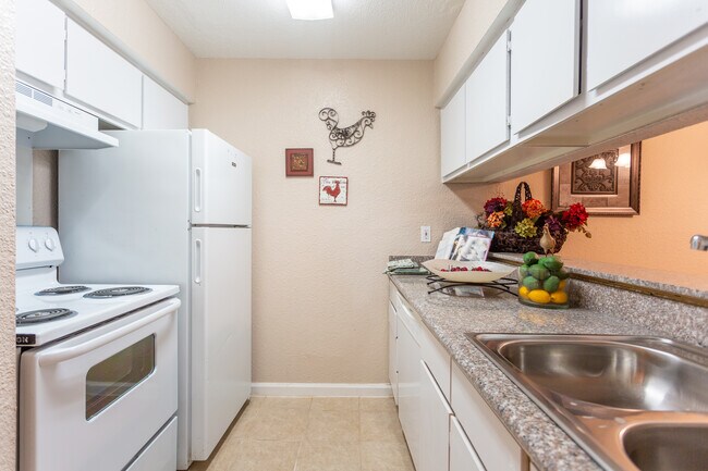 The Falls of Beechnut in Houston, TX - Building Photo - Interior Photo