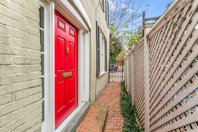 1237 29th St NW in Washington, DC - Foto de edificio - Building Photo