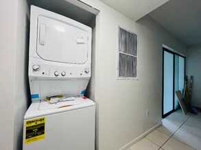 3700 Southpointe Dr in Orlando, FL - Building Photo - Building Photo