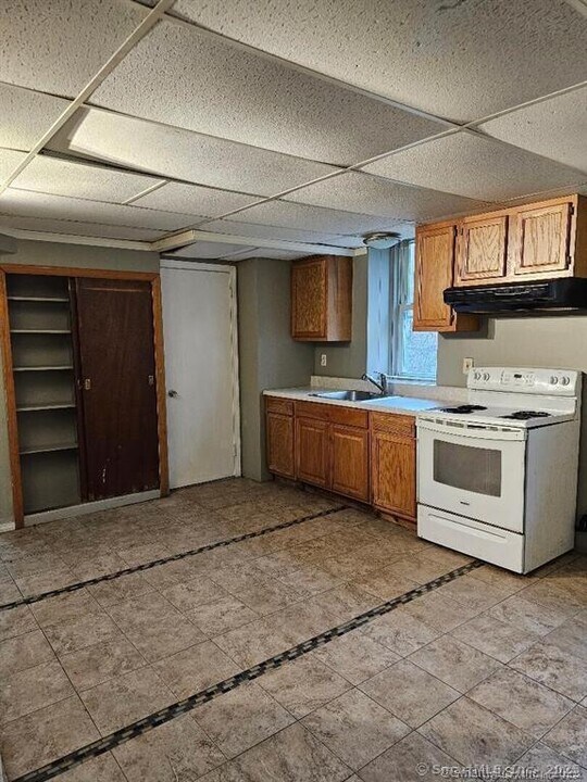 33 Vista Pl in Waterbury, CT - Building Photo