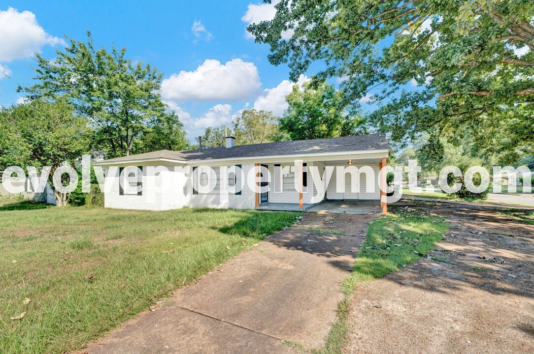 5006 Quince Rd in Memphis, TN - Building Photo