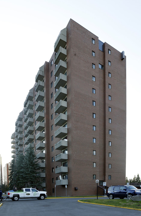 Ascot Apartments in Ottawa, ON - Building Photo