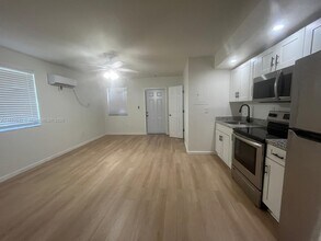 467 NW 8th St in Miami, FL - Building Photo - Building Photo