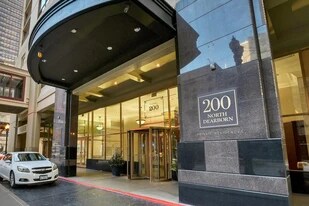 200 N Dearborn St, Unit 4208 in Chicago, IL - Building Photo
