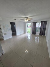 5911 N Farragut Dr in Hollywood, FL - Building Photo - Building Photo