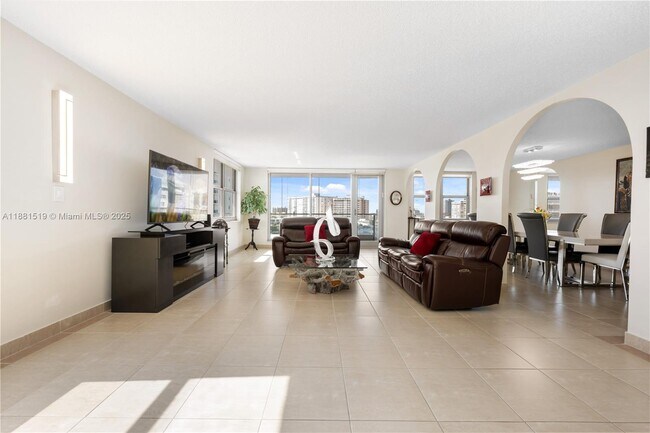 1920 S Ocean Dr in Hallandale Beach, FL - Building Photo - Building Photo