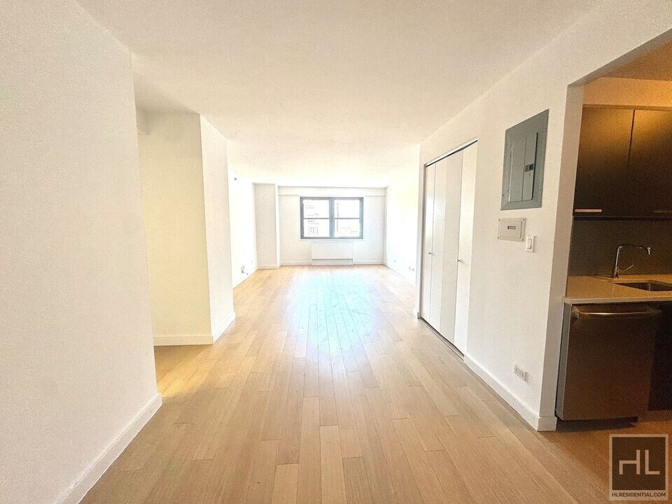 East 39th Street in New York, NY - Building Photo