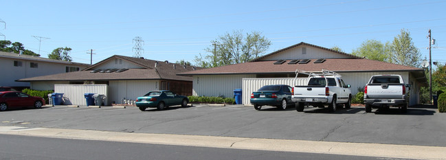 323 Montrose Dr in Folsom, CA - Foto de edificio - Building Photo