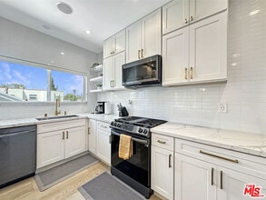 1522 Burnside Ave in Los Angeles, CA - Building Photo - Building Photo