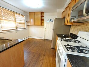 7555 N Oakley Ave in Chicago, IL - Building Photo - Building Photo