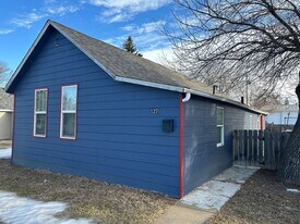 127 3rd Ave SW in Dickinson, ND - Building Photo