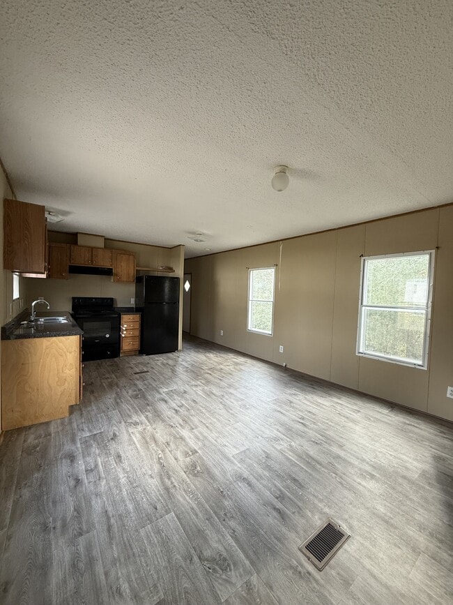 125 Deer Creek Rd in Huntington, TX - Foto de edificio - Building Photo