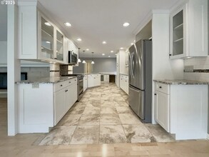 1690 SW Woodland Terrace in Lake Oswego, OR - Building Photo - Building Photo