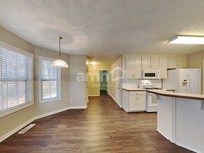 682 Simon Park Cir in Lawrenceville, GA - Foto de edificio - Building Photo