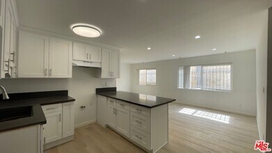 545 S Manhattan Pl in Los Angeles, CA - Building Photo - Building Photo