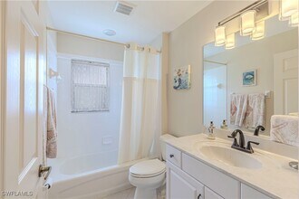 5595 Greenwood Cir in Naples, FL - Building Photo - Building Photo