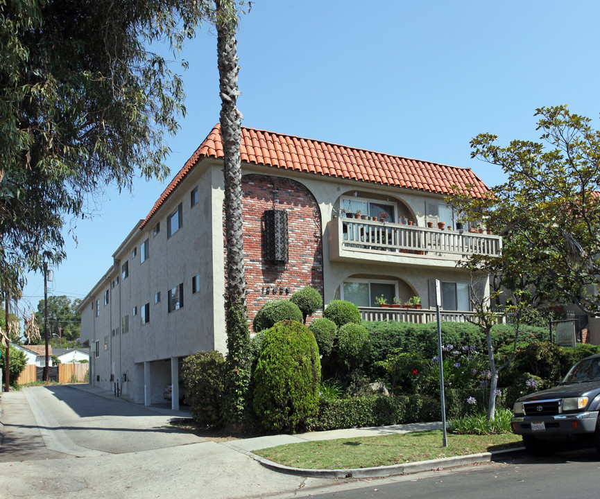 12039 Goshen Ave in Los Angeles, CA - Foto de edificio