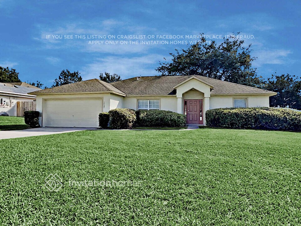 1047 Lakeview Oaks Dr in Minneola, FL - Building Photo