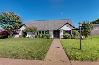 10132 Medlock Dr in Dallas, TX - Building Photo - Building Photo