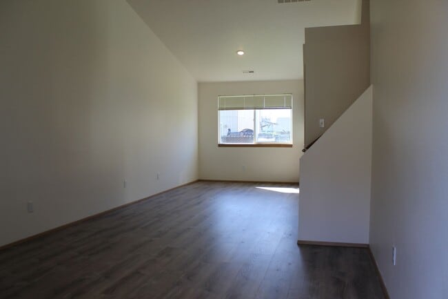 33037 NW Laurel St in Scappoose, OR - Building Photo - Building Photo