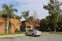 Cedarvale Apartments in Bakersfield, CA - Building Photo - Building Photo