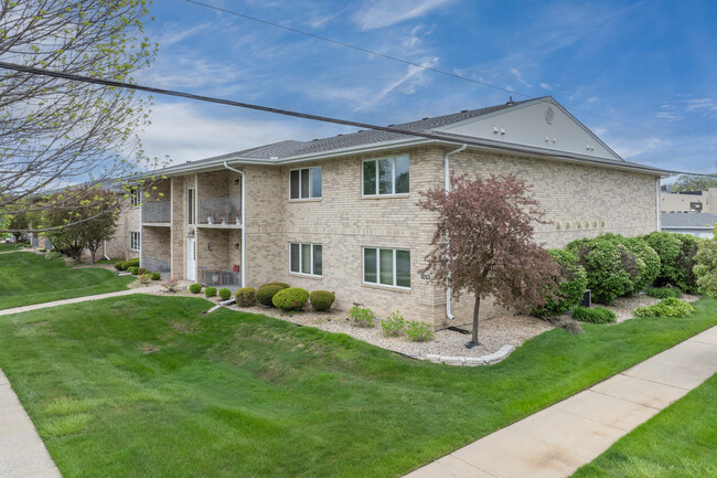 Spring Creek II Condominiums in Highland, IN - Foto de edificio - Building Photo