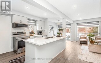 2568 Cobbinshaw Cir in Mississauga, ON - Building Photo - Building Photo