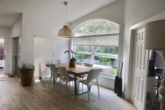 5862 NW 113th Pl in Doral, FL - Foto de edificio - Building Photo