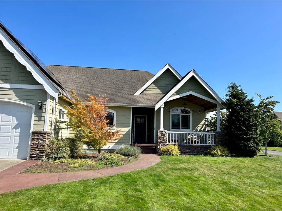 1454 Bradley Meadows Ln in Lynden, WA - Building Photo
