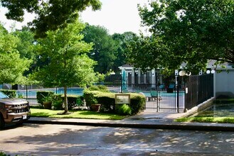 5801 Lumberdale Rd in Houston, TX - Foto de edificio - Building Photo