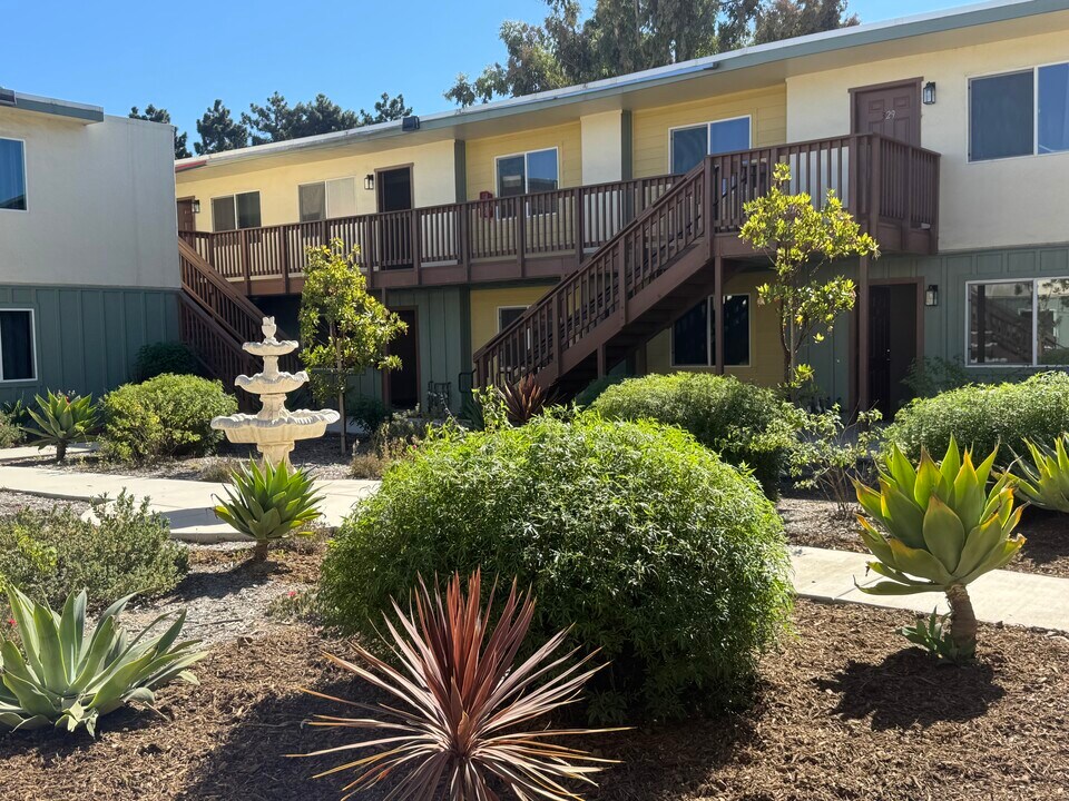 1009 E Jones St, Unit Bella Villa Apartments in Santa Maria, CA - Building Photo