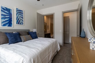 Charleston at Fannin Station in Houston, TX - Building Photo - Building Photo