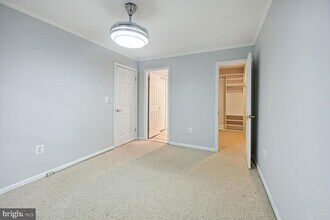 2050 N Calvert St-Unit -405 in Arlington, VA - Building Photo - Building Photo
