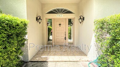 642 Weathersfield Dr in Dunedin, FL - Building Photo - Building Photo