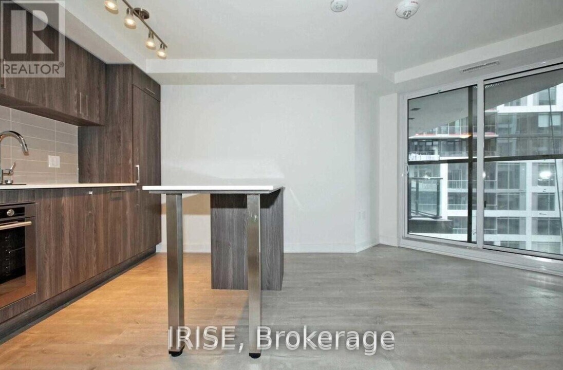 576 Front St W in Toronto, ON - Building Photo