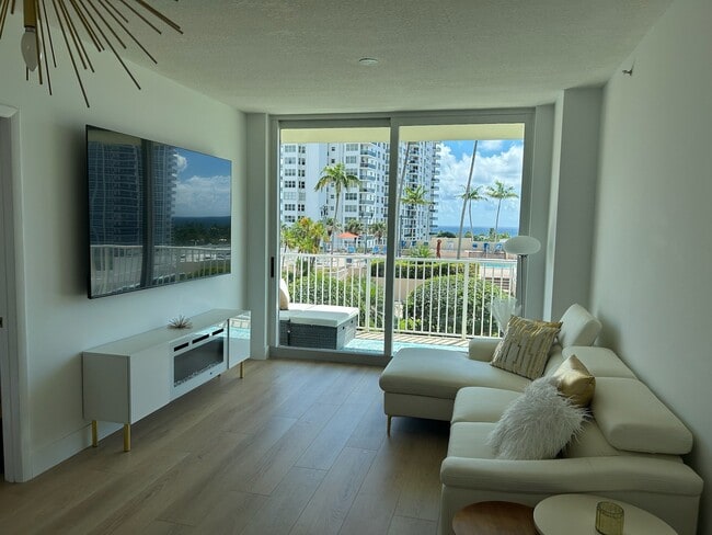 3020 NE 32nd Ave, Unit 721 in Fort Lauderdale, FL - Building Photo - Building Photo