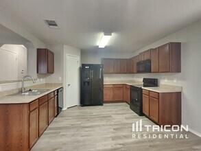 16247 Kentucky Ridge in Selma, TX - Foto de edificio - Building Photo
