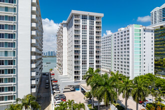 Bayview Terrace in Miami Beach, FL - Building Photo - Building Photo