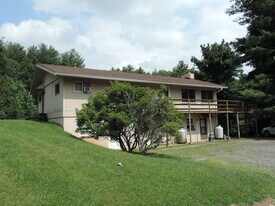 109 Forest Lake Ln in West Jefferson, NC - Building Photo