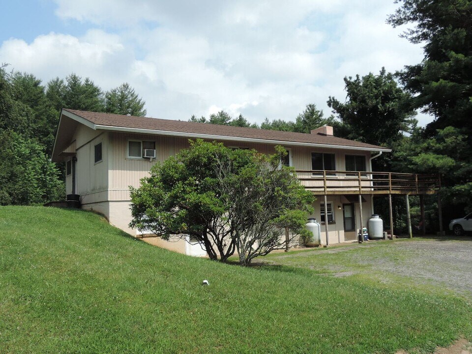 109 Forest Lake Ln in West Jefferson, NC - Building Photo