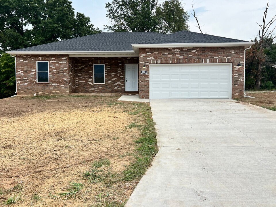 1100 S Mission Ave in Bolivar, MO - Building Photo