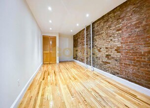 335 E 10th St in New York, NY - Building Photo - Building Photo
