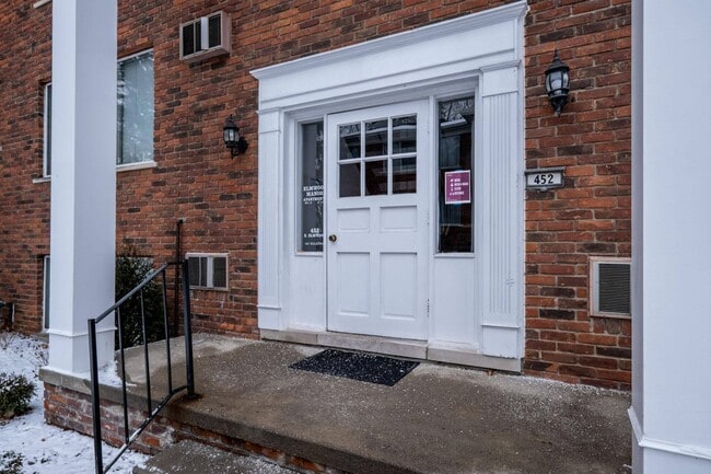 Elmwood Manor Apartments in Clawson, MI - Foto de edificio - Building Photo