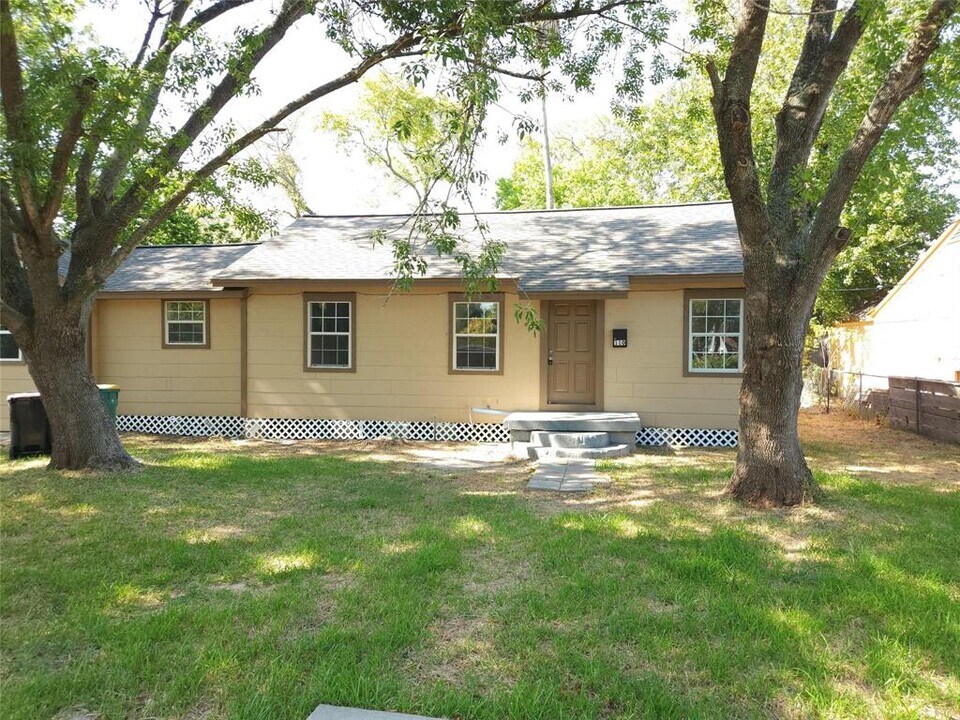110 High St in Baytown, TX - Building Photo