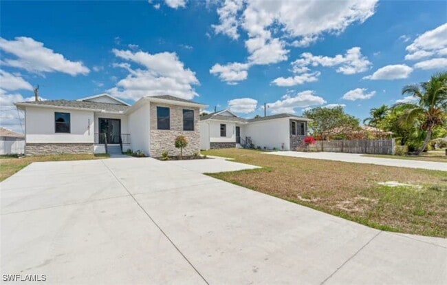 11681 Pawley Ave in Bonita Springs, FL - Building Photo - Building Photo