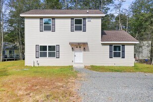 8206 Natures Dr in Tobyhanna, PA - Building Photo