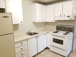 660 Wyandotte St W in Windsor, ON - Foto de edificio - Building Photo