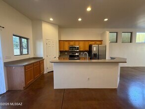 1401 E English Ivy Ct in Tucson, AZ - Building Photo - Building Photo