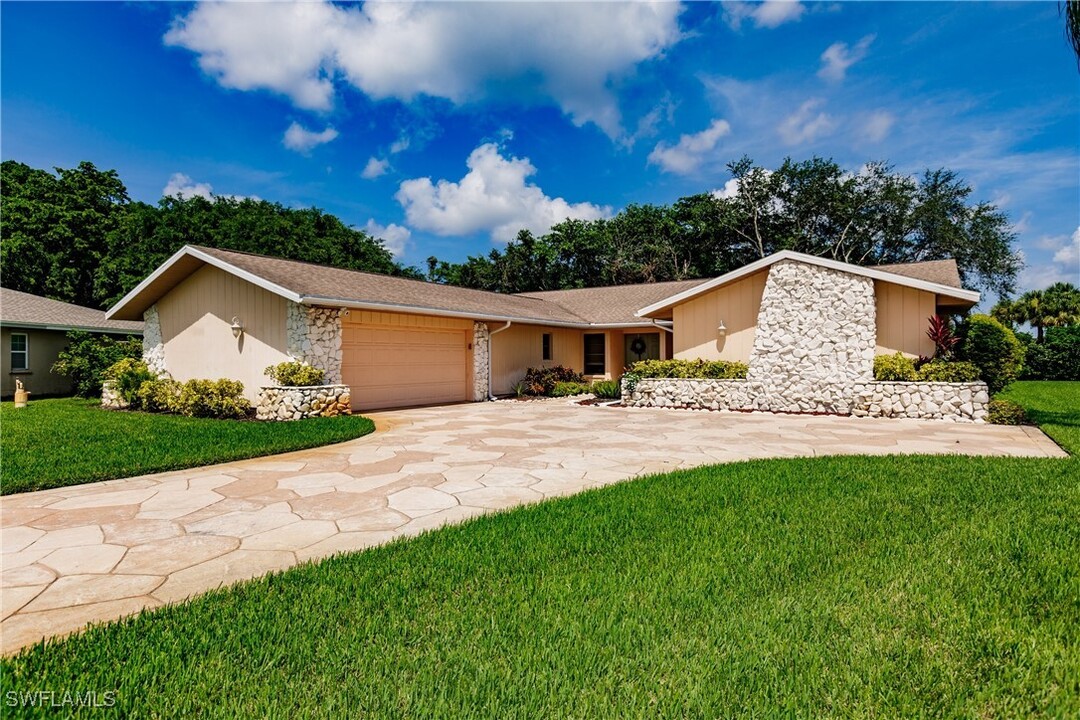 313 Country Club Dr in Naples, FL - Building Photo