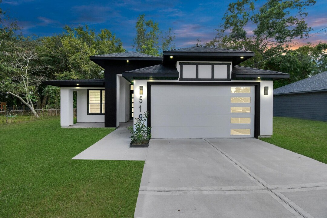 519 Lovers Ln in Dayton, TX - Building Photo